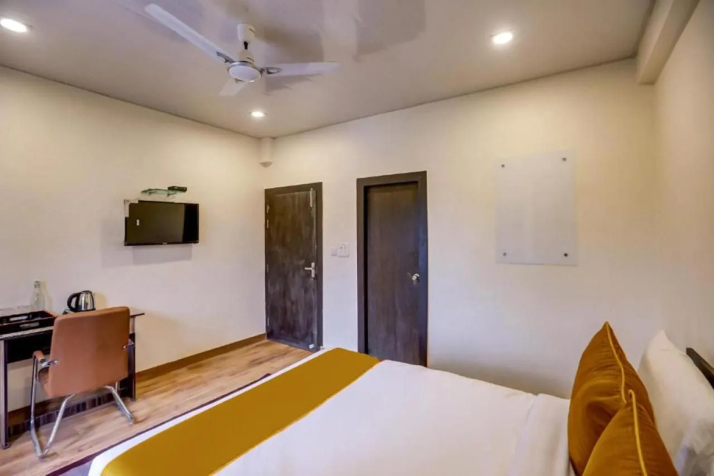 FabHotel SR Square