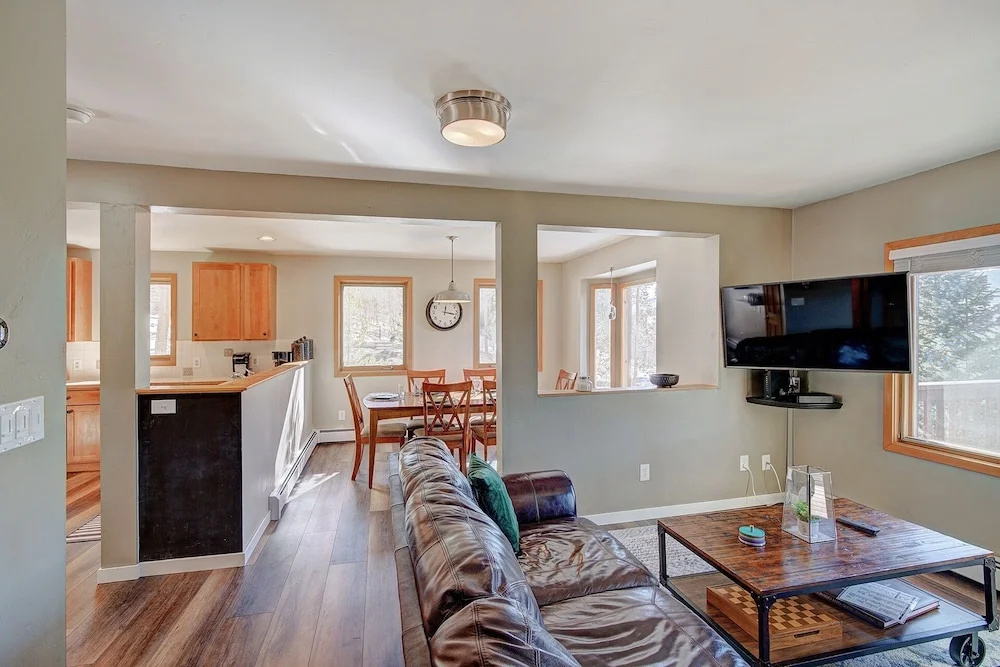 Bearing Tree 5 Br home by RedAwning