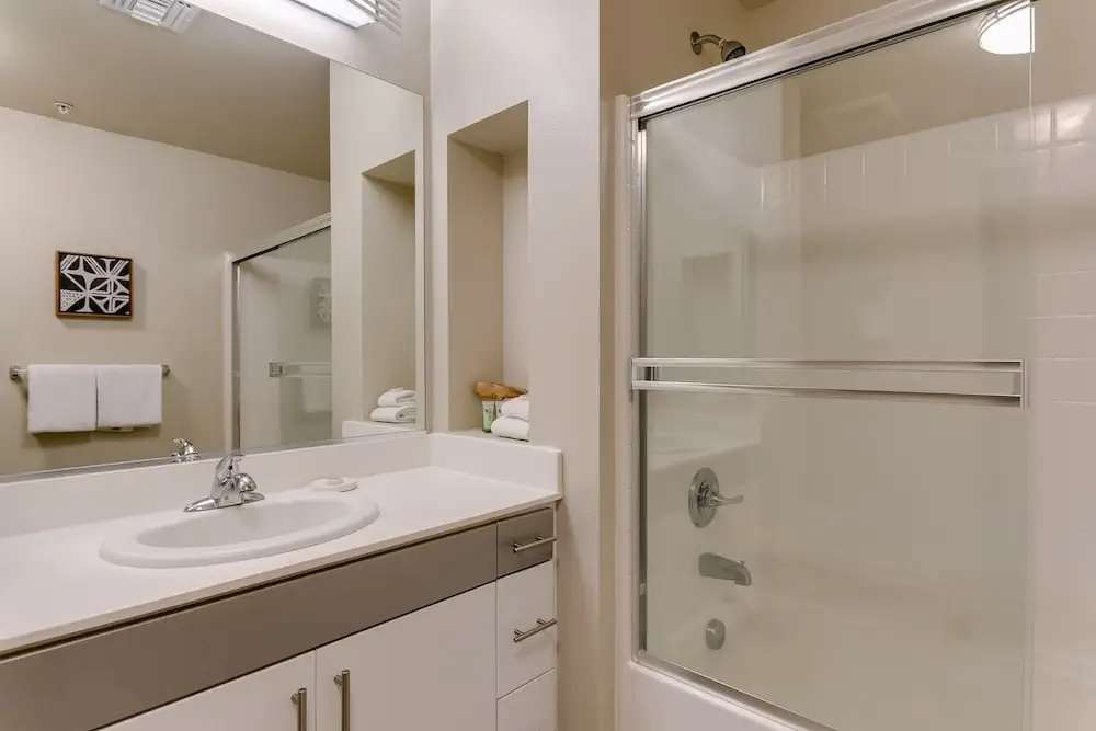 Walk to Beach 2-bdrm w/ Pool, Gym, Rooftop Lounge