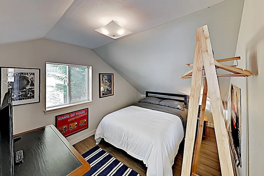 New Listing! Easy Street Beach House On Alki 3 Bedroom Cottage