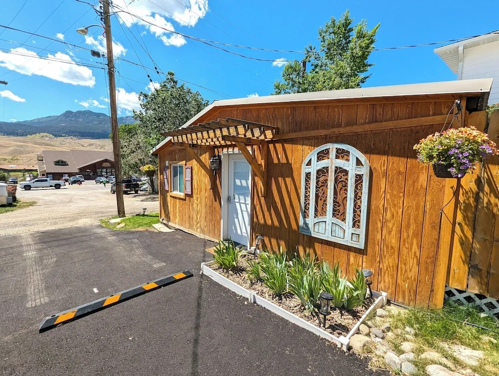 Yellowstones Treasure Cabins