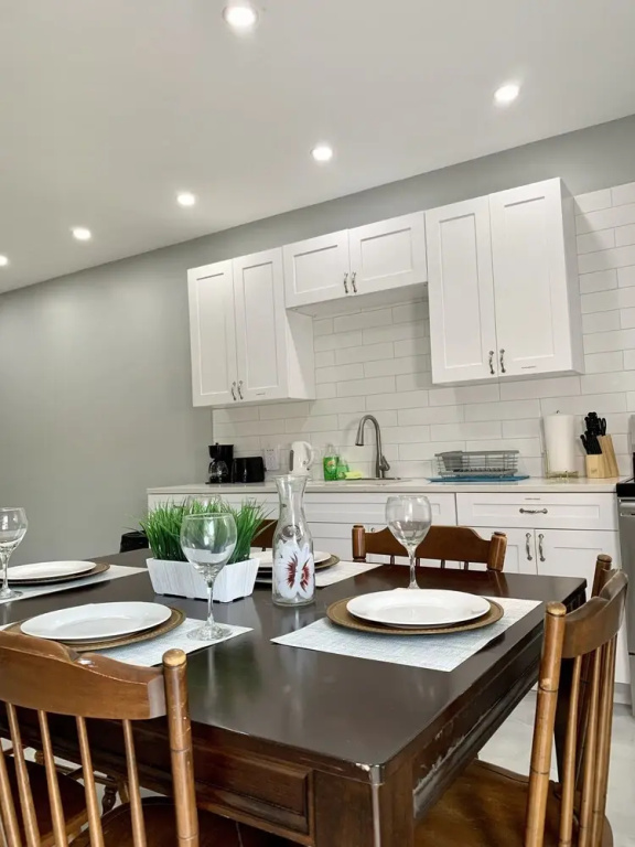 The Wheel of Fortune Duplex-8BR Parking