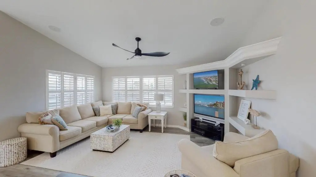 "Cast-Away" House I Immaculate 4 Bed Waterfront Home