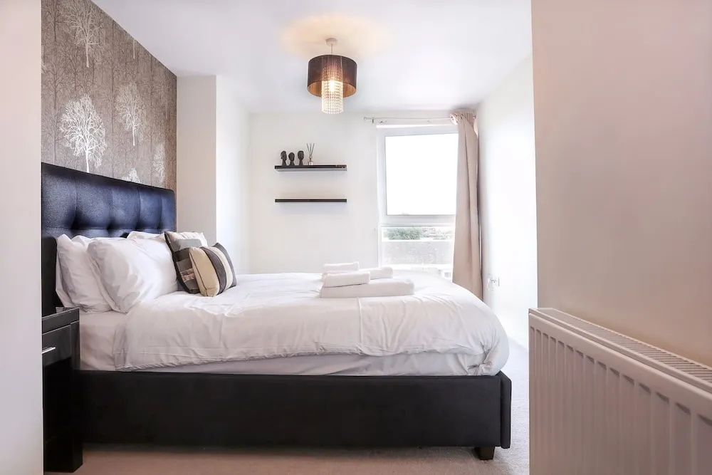 Greenwich Two Bed Flat, with Pool &Parking