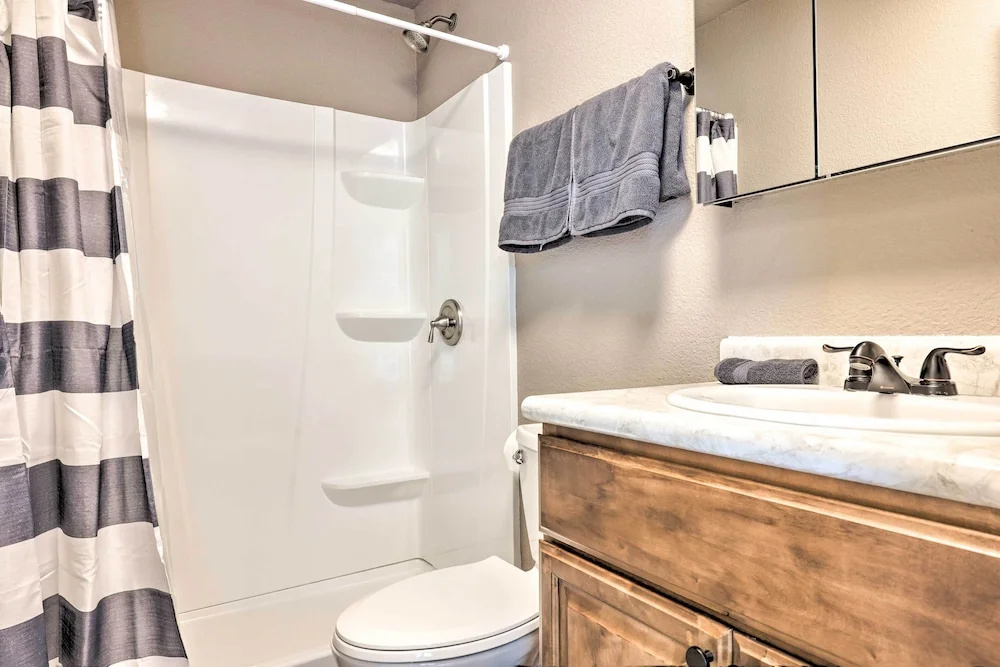 Quiet Haven w/ Hot Tub, 4 Mi to Canyon Lake!