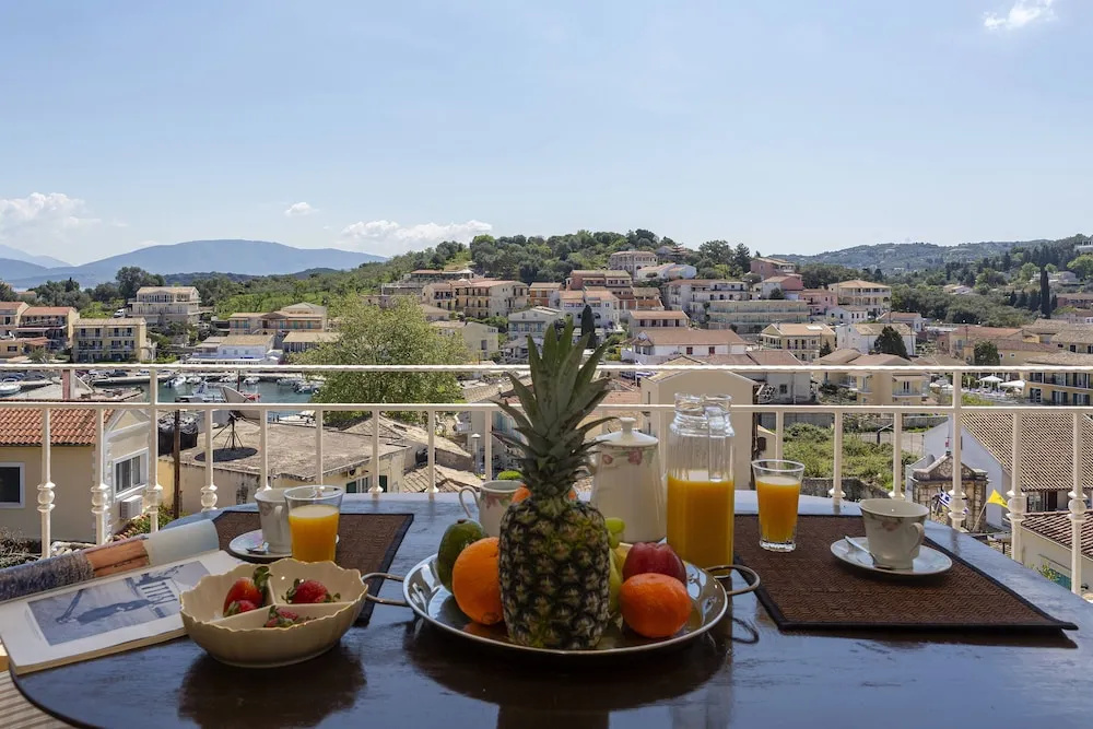 Solaris Methea- Luxury Central Villa by the Castle