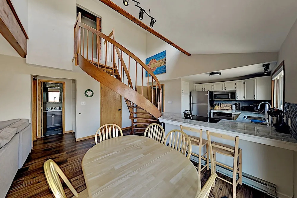Top-floor W/ Deck & Expansive Mountain Views 3 Bedroom Condo