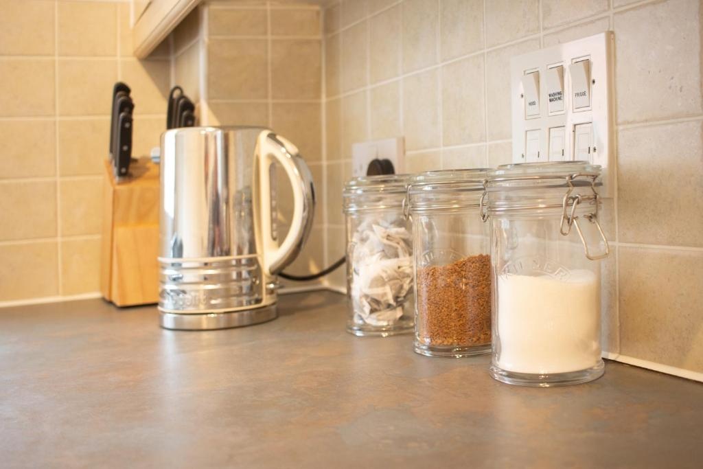 OPP Apartments HW -Contractors, M5 link, Sowton, Exeter City, free parking&Wifi