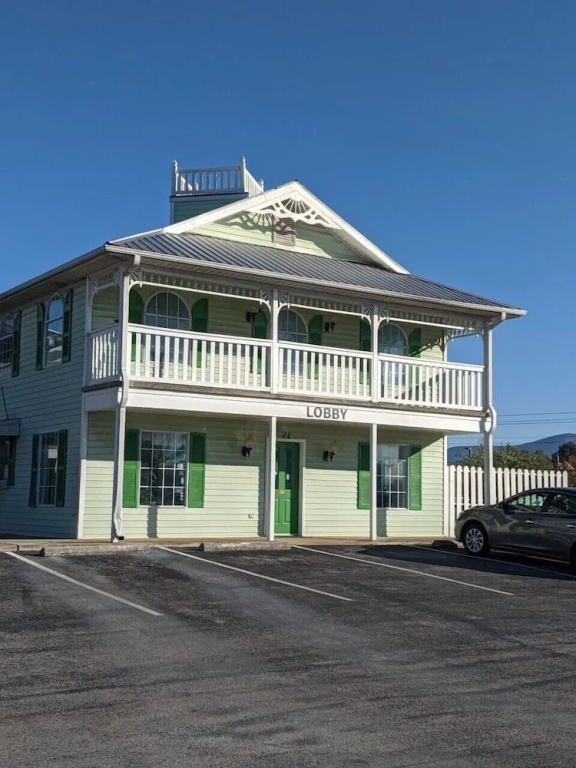Key West Inn - Chatsworth