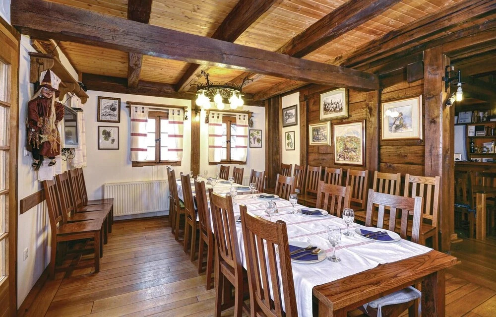 Six-Bedroom Holiday Home In Jastrebarsko