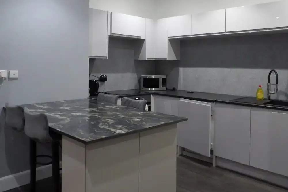 2bed Apt Sleeps 4-near Meadows Park, Parking, Wifi