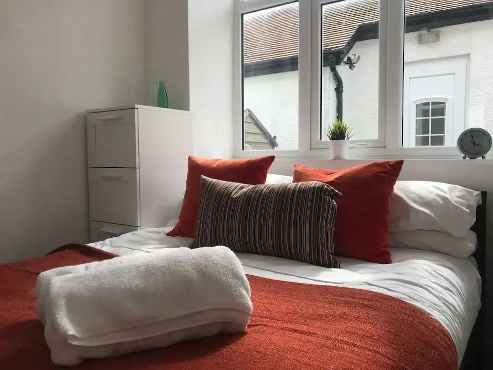 "Eastville Court Rhyl" by Greenstay Serviced Accommodation - A Cosy 2 Bedroom Bungalow with Parking, Dog Friendly, Close To Beaches, Shops & Restaurants - Ideal for Families, Friends, Couples & Business Travellers
