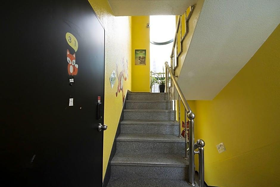 Hongdae Lazyfox Den Hostel