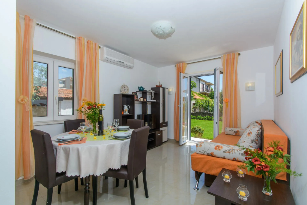 Holiday house Mirjana - beautiful garden with barbecue: Trogir, Riviera Trogir