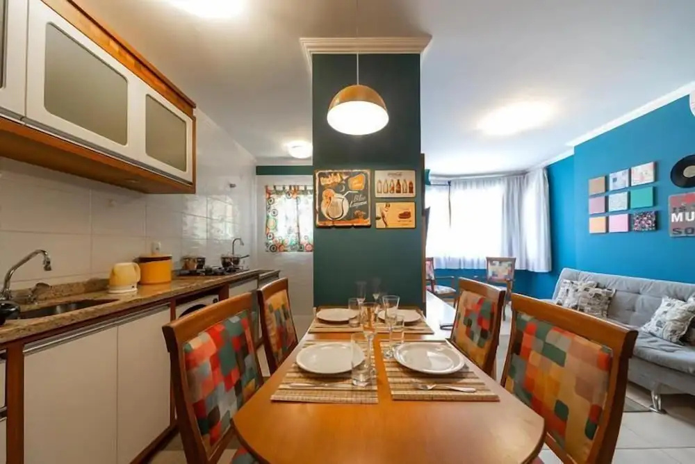 GRAMADO SOLAR REAL - 2 APTS de 2 quartos no mesmo prédio, cada um comporta até 7 pessoas - IDEAL PARA GRUPOS - central - IDEAL PARA ANDAR A PÉ, nesta plataforma desde janeiro de 2016, oferecemos CREDIBILIDADE - seu PET é bem-vindo - GARAGEM COBERTA