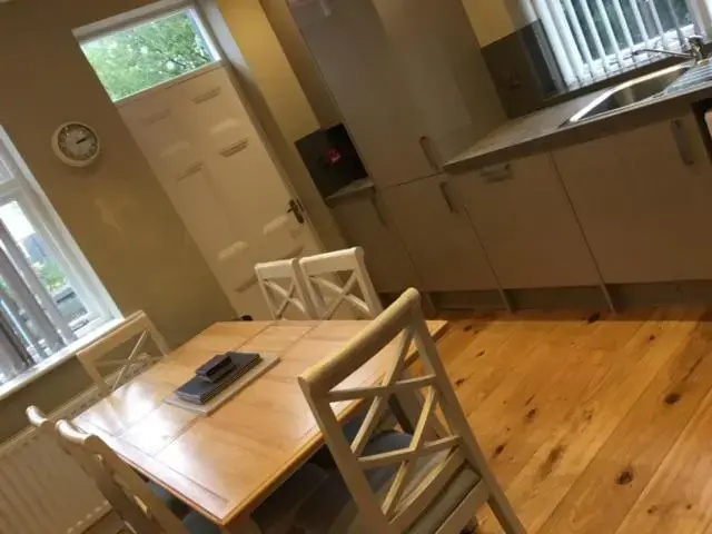 Llys y Dderwen - Oak Court