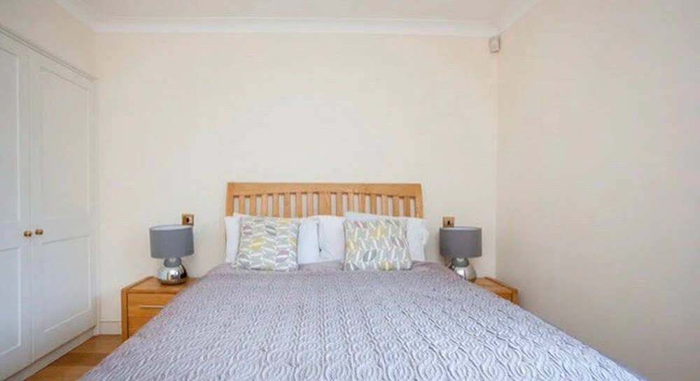 1 Bed Apartment With Balcony In Knightsbridge