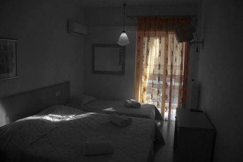 Saronis Hotel