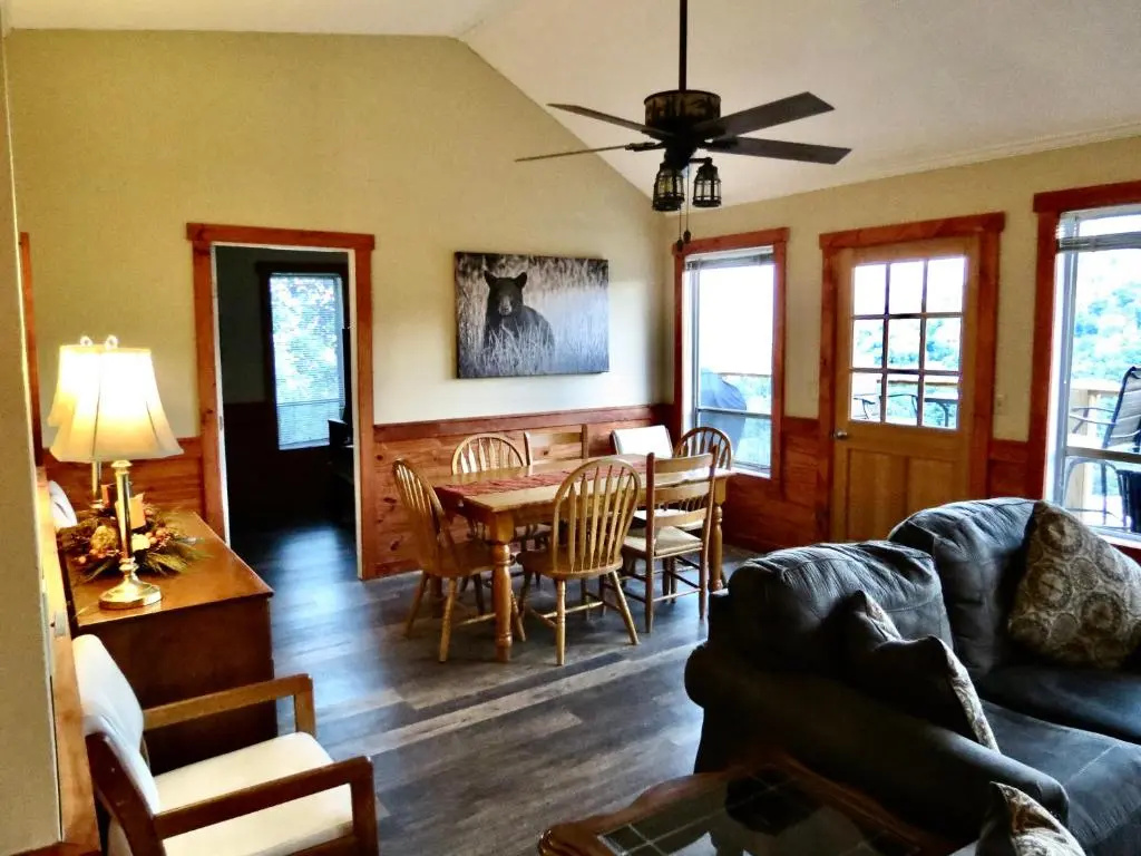 Million Dollar Views! 4 Bedroom, Sleeps 9, close to National Park and 5 mi to Gatlinburg!