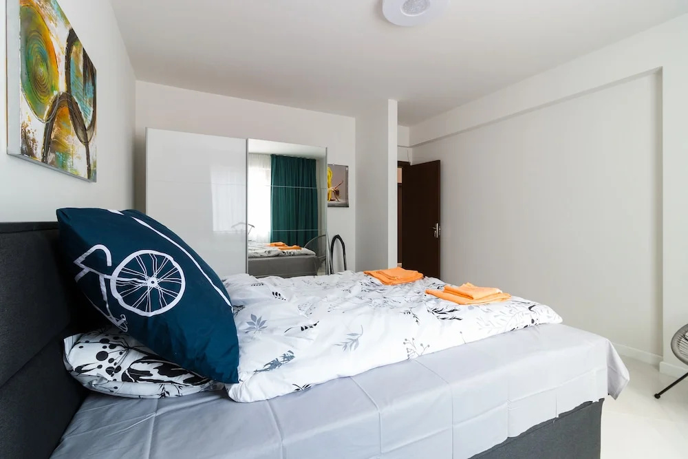 FM Luxury 1-BDR Apartment - C-O-L-O-R-S