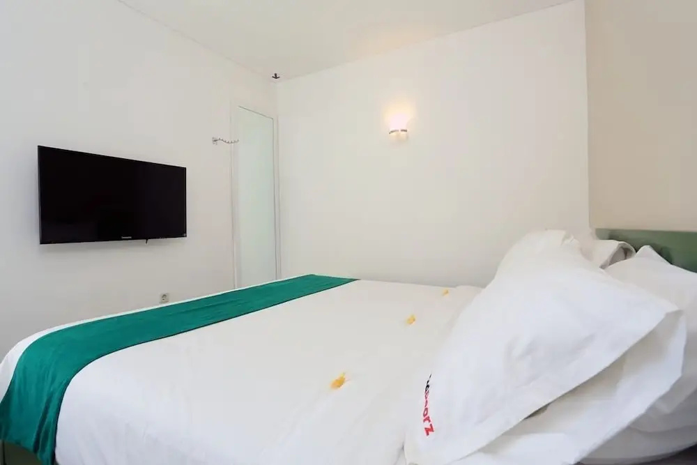 RedDoorz Near Pantai Jerman