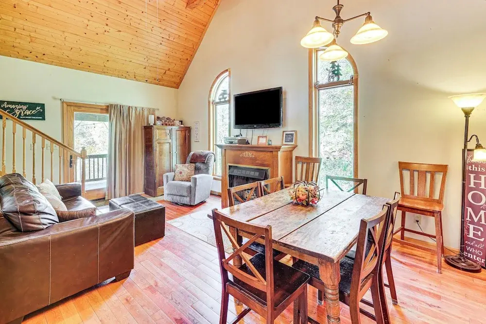 3 Mi to Snowshoe Resort: Cabin w/ Hot Tub