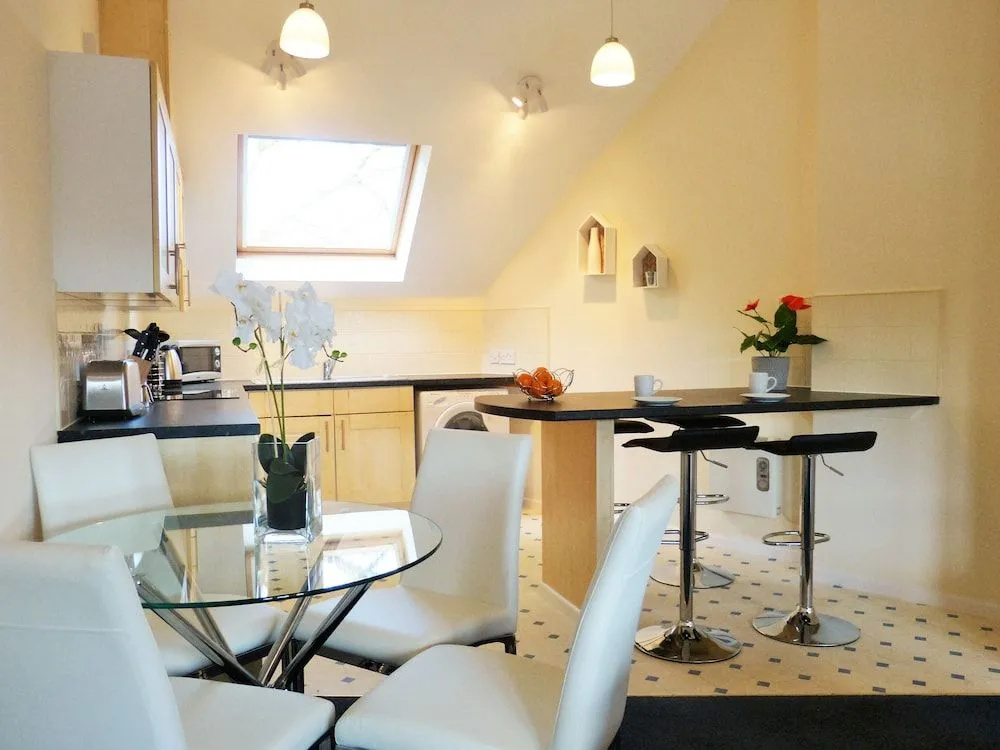 The Sawmills, Carlisle - Spacious 4 Bedroom Family House - Free WiFi - & Parking - Walk to Carlisle Castle