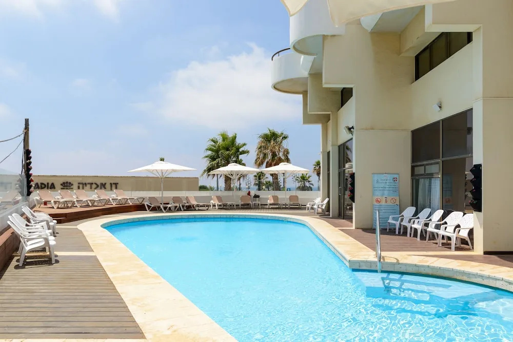 3BR Apt Steps from Sea W Parking