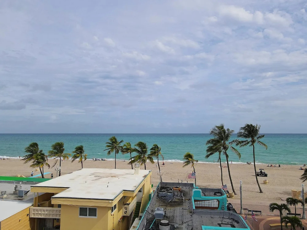 Tropic Isle Hotel & Apartment