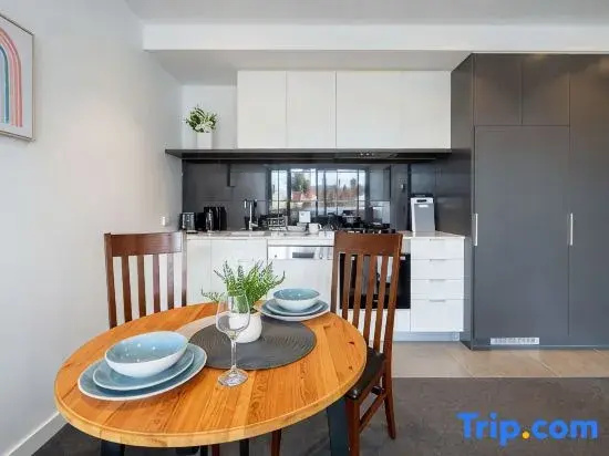Modern 2BR Apartment with Smart TV and Views