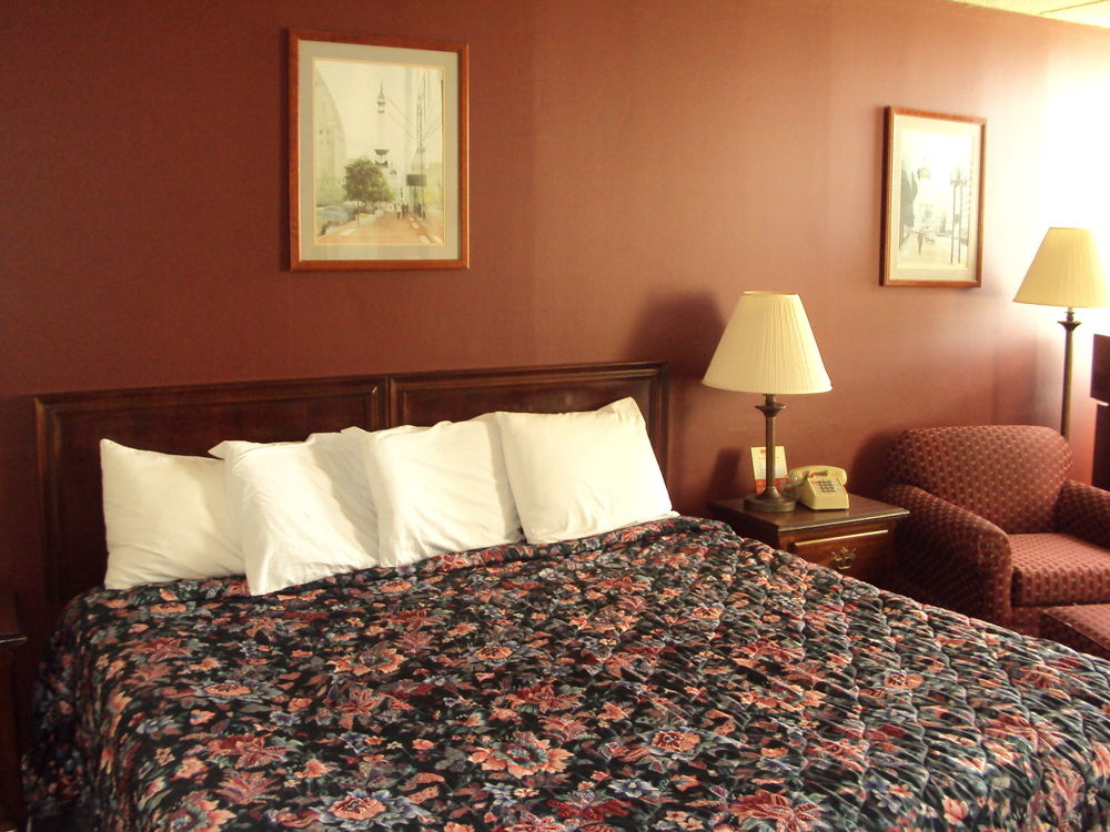 Red Carpet Inn & FantaSuite Hotel