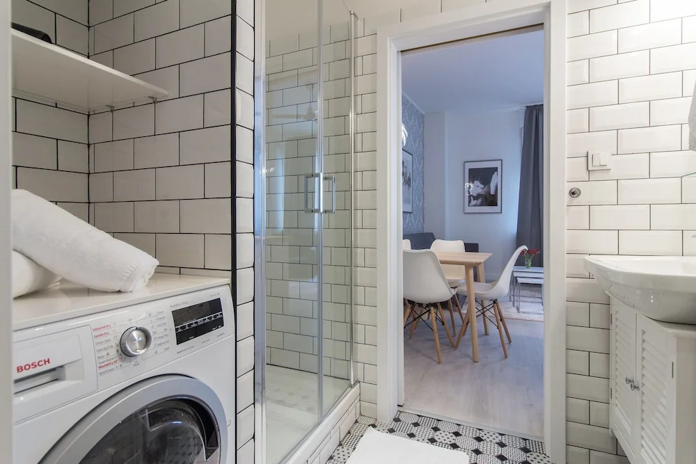 Wenceslas Apt Massage Chair by easyBNB