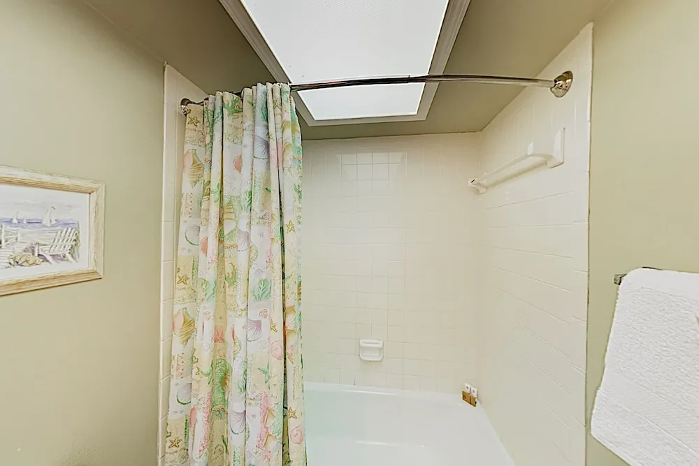 New Listing! Walkable Beachside W/ Pool 3 Bedroom Condo