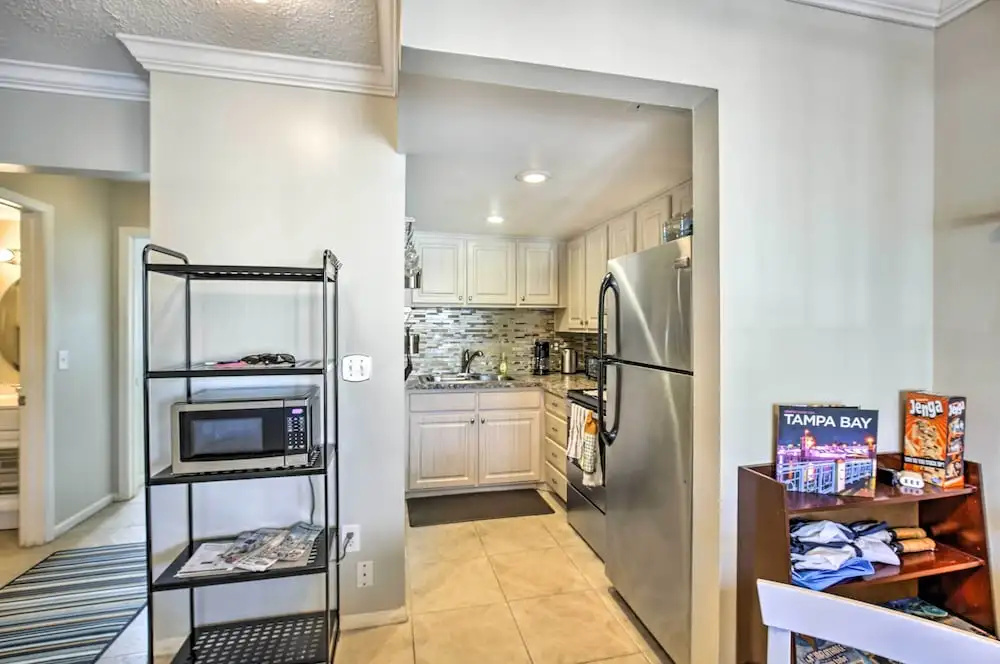 St. Pete Condo: Walking Distance to Beach!