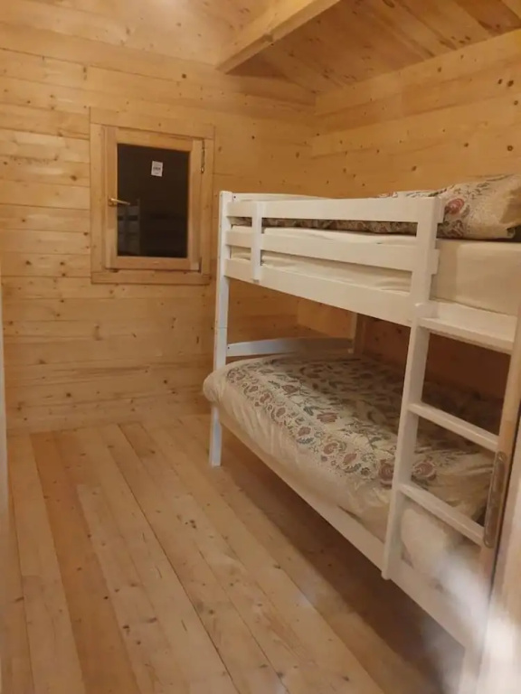 Log cabin on the lake - Sleeps 4 & jacuzzi