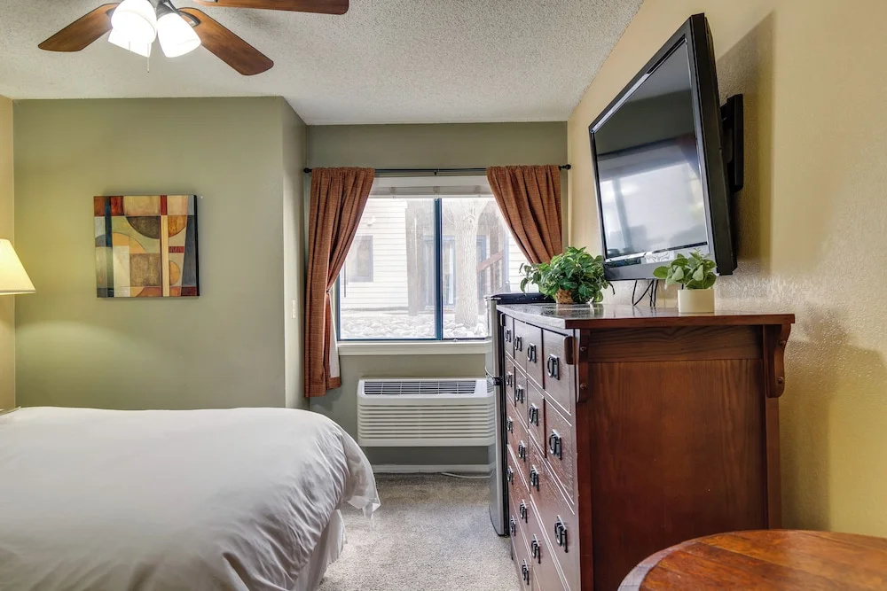 Half-Mi to Light Rail Greenwood Village Studio