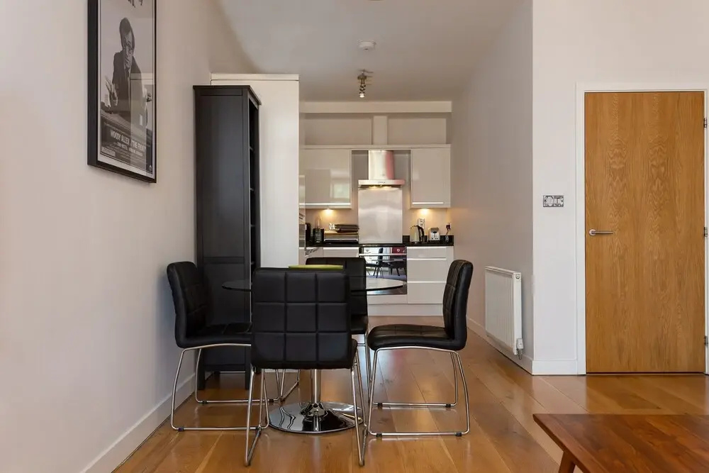 2 Bedroom Apartment in West Hampstead With Balcony