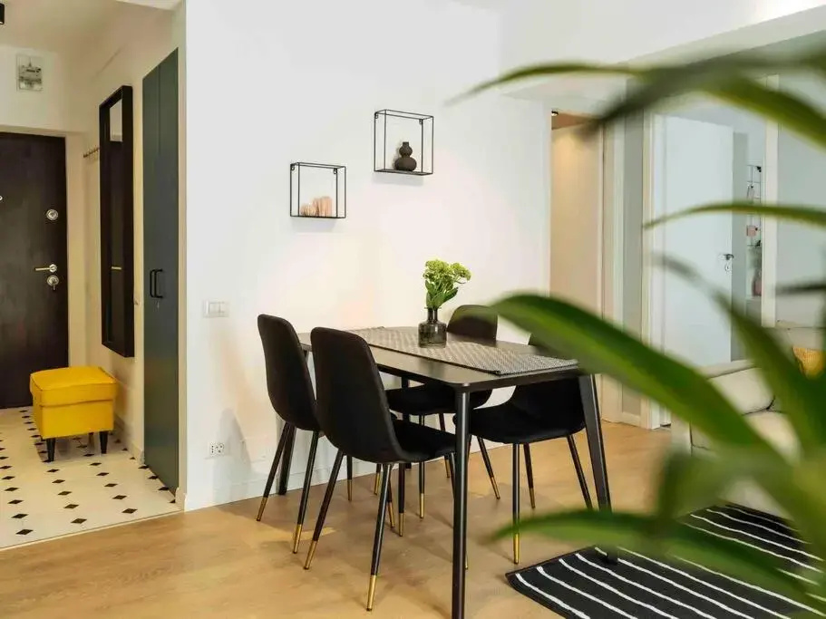 Bright 2BR Apartment - Top Location - City Balcony