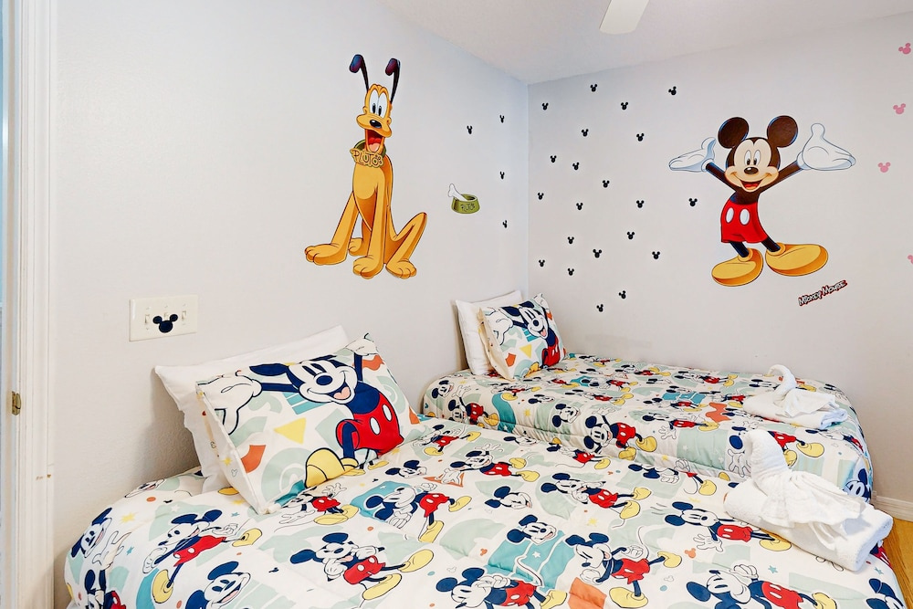 2-story Snowbird-friendly Townhouse Near Disney With Patio, Streaming, W/d, AC