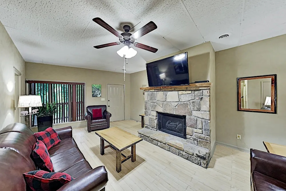 Mountain Echoes : Hot Tub & Home Theater! 2 Bedroom Cabin