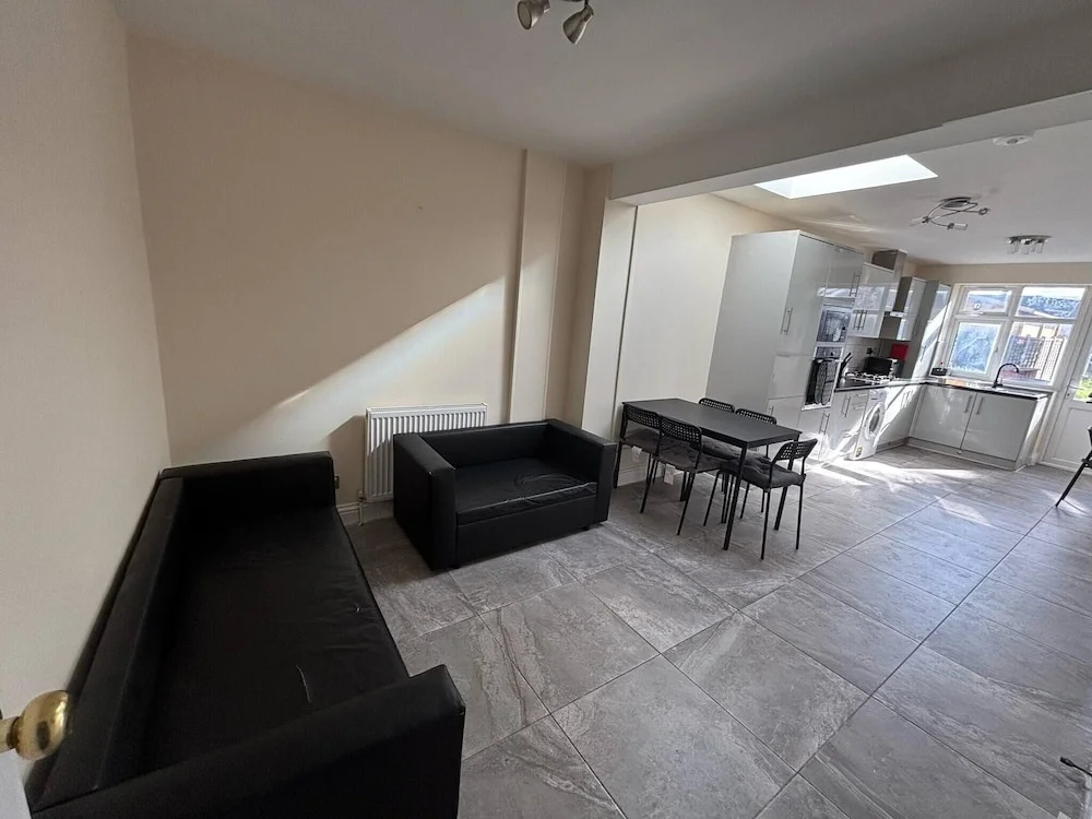 Large & Cozy 5-bed House in a Quiet Dagenham Area