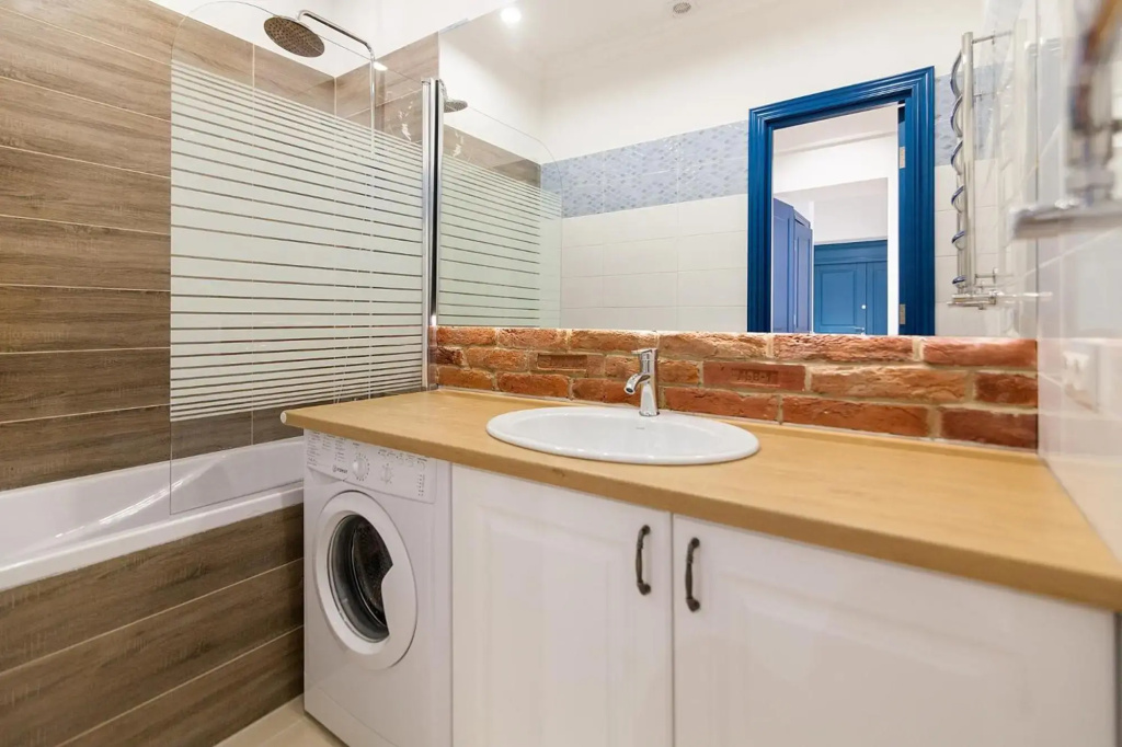 LEOGRAND Three Bedrooms VIP Apartment on Kniazia Romana 12