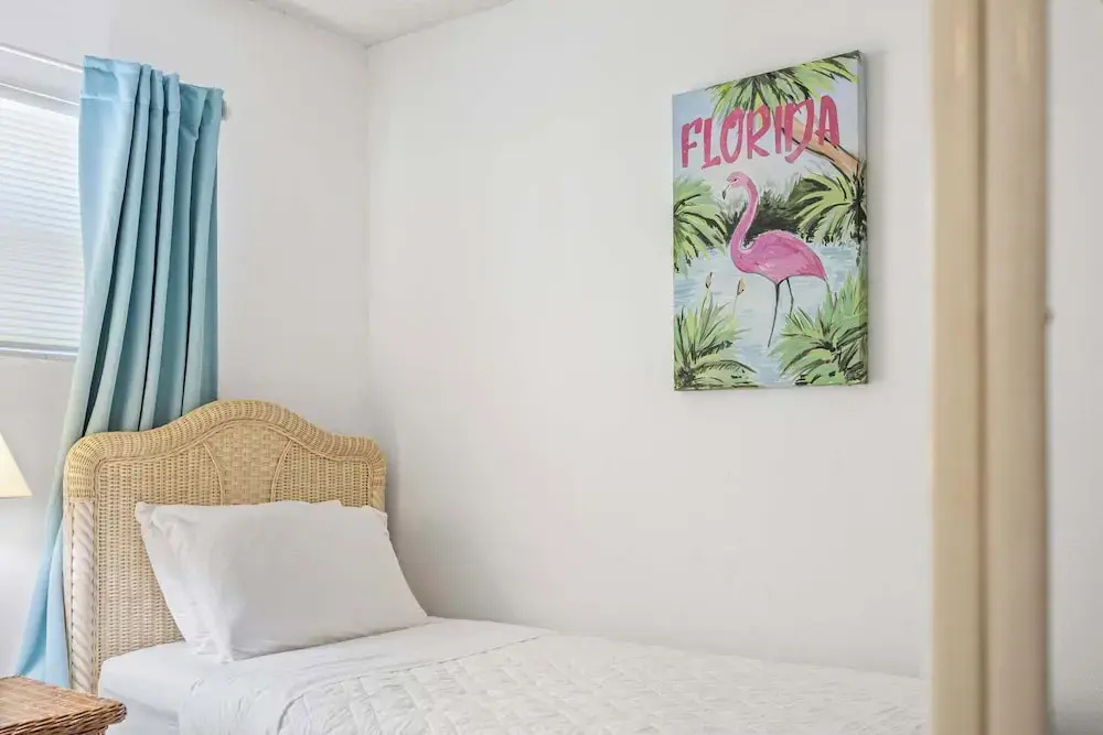 The Diplomat- 2 Bed Condo-3 Minute Walk to Beach