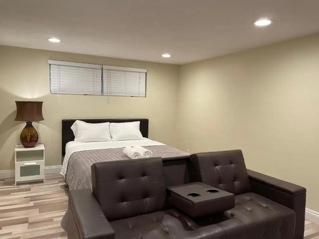 Lovely Room in Private House near Disneyland