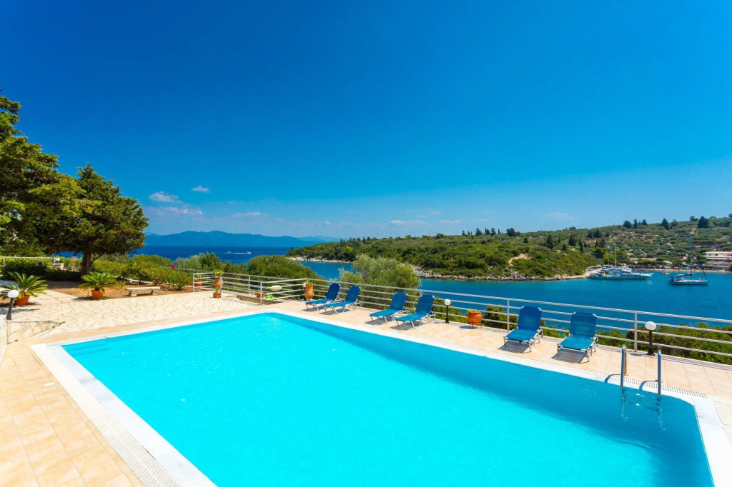 Dolphin House Large Private Pool Walk to Beach Sea Views A C Wifi Car Not Required - 557