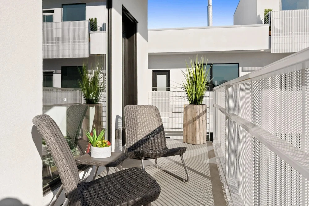 Illume Pool-view Corner Unit Nash 319 1 Bedroom Condo