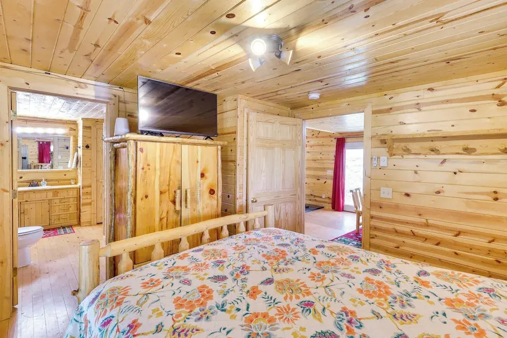 Hike, Unwind & Bring Your Pet: Deadwood Cabin