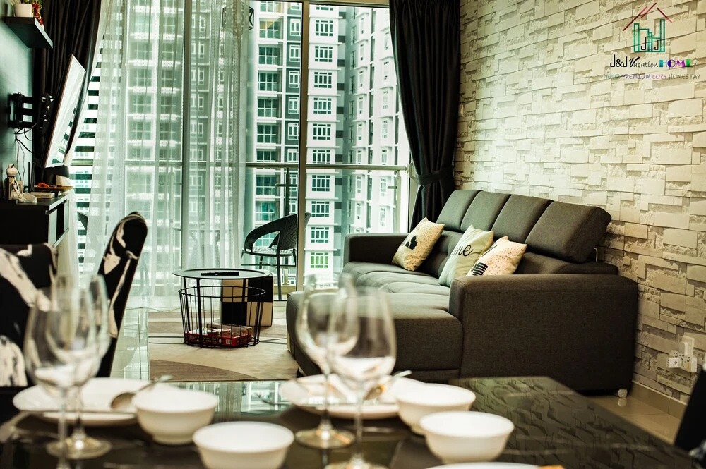 J&J Vacation Home @ Parkland Residences
