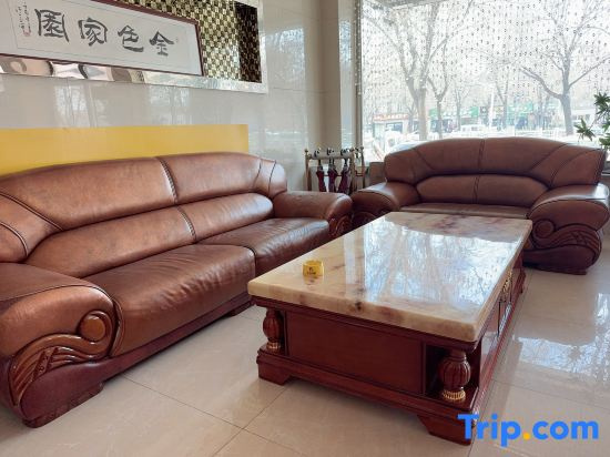 Urumqi Jinse Jiayuan Hotel (Tonghui Used Car Trading Market)