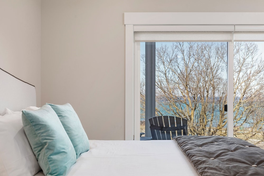 539 Bay St. Lake View Condo Unit 302W